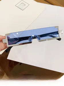 Gros plan de lunettes de soleil futuristes avec monture argentée et verres bleus carrés