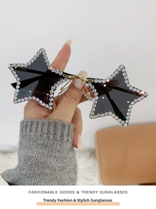 Gros plan de lunettes de soleil étoile sans monture avec strass et branches dorées