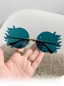 Gros plan détaillé des verres verts en forme de flamme sur lunettes sans monture dorées