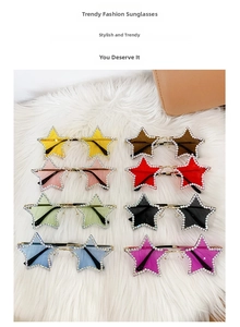 Vue détaillée de lunettes de soleil en forme d'étoile sans monture avec strass colorés