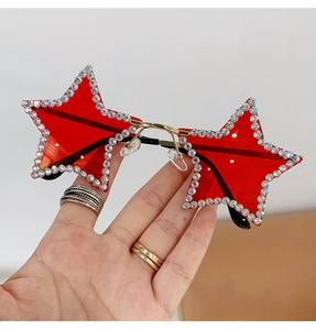 Détail de lunettes de soleil rouges sans monture en forme d'étoile avec strass