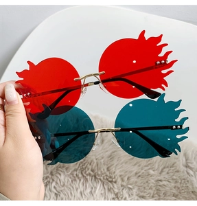 Détail des lunettes de soleil sans monture en forme de flamme avec branches dorées