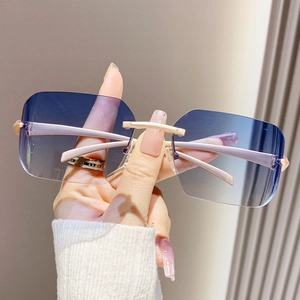 Lunettes de soleil carrées sans monture avec dégradé bleu et détails dorés