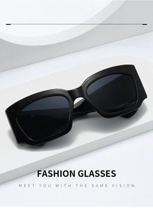 Détail de lunettes de soleil rectangulaires noires à monture épaisse sur accessoires