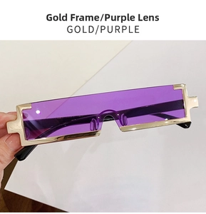 Détail de lunettes de soleil rectangulaires étroites avec monture dorée et verres mauves
