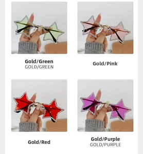 Détail de lunettes de soleil étoile sans monture avec strass en quatre couleurs vives