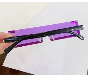 Détail de lunettes de soleil cyberpunk Y2K violettes avec verres rectangulaires noirs