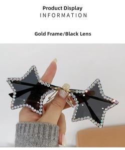 Détail de lunettes de soleil en étoile sans monture avec cadre doré et strass brillants