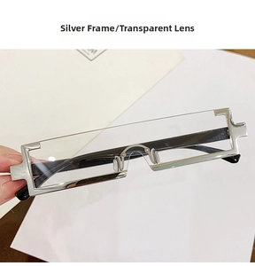 Détail de lunettes cyberpunk à monture en métal argenté et verres transparents à la main