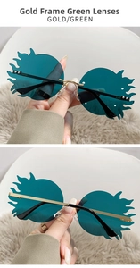 Vue détaillée des lunettes de soleil de fête sans monture en forme de flamme verte et dorée