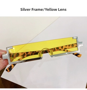 Détail de lunettes de soleil carrées cyberpunk, monture métal argenté et verres jaunes