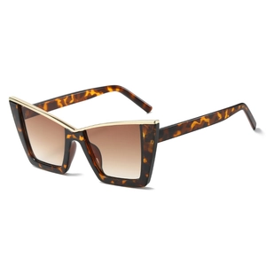 Fashion oversized cat eye sunglasses with tortoiseshell frames and gold metal trim