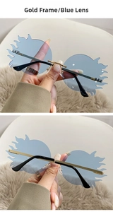 Détail de lunettes de soleil sans monture en forme de flamme bleue avec branches dorées