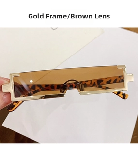 Détail des lunettes de soleil dorées avec verres bruns et branches écailles