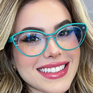 Gros plan détaillé de lunettes œil-de-chat avec monture bicolore cyan et transparente