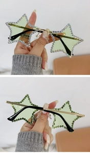 Gros plan de lunettes de soleil étoile sans monture avec strass et branches dorées