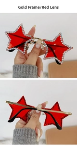 Détail de lunettes de soleil en forme d'étoile avec monture dorée et verres rouges
