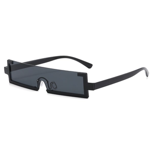 Lunettes de soleil cyberpunk design pixel avec monture noire et verres gris foncé style rétro