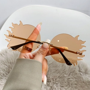 Lunettes de soleil flamme sans monture avec cadre en métal doré et verres ambrés
