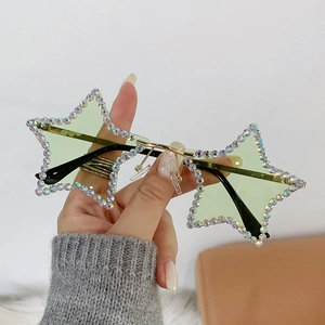 Lunettes de soleil sans monture en forme d'étoile avec verres vert menthe et strass
