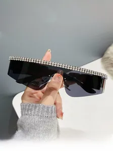 Gros plan de lunettes de soleil punk sans monture avec strass double rangée et verres foncés