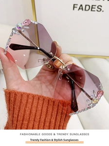 Détail de lunettes de soleil sans monture avec verres dégradés violets et strass