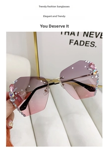 Détail de lunettes octogonales sans monture avec verres dégradés et strass roses
