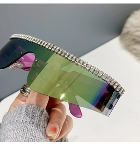 Détail de lunettes de soleil bouclier punk sans monture avec strass et dégradé