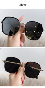Détail de lunettes de soleil à monture large avec verres miroir argentés et branches dorées