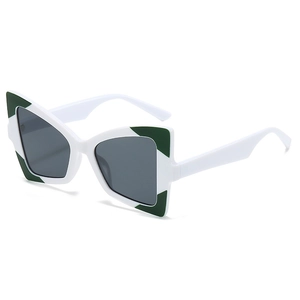 Vlinder cat-eye zonnebril met wit montuur en donkergroene contrastrijke details