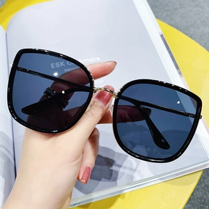 Fashion oversized black frame sunglasses with gold accents for UV protection and sunshade