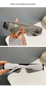 Détails de lunettes de soleil argentées avec double rangée de strass et verres miroirs