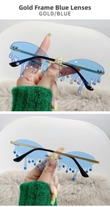 Détails de lunettes dorées avec verres bleus en forme de larmes et strass brillants