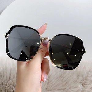 Lunettes de soleil oversize en métal avec monture dorée ondulée et verres dégradés