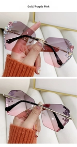 Détail de lunettes de soleil hexagonales sans monture avec strass colorés et branches dorées