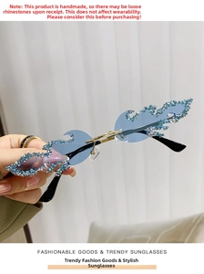 Detail der blauen flammenförmigen randlosen Sonnenbrille mit Strasssteinen und Goldsteg