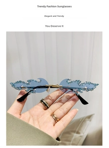 Detailansicht der blauen flammenförmigen randlosen Sonnenbrille mit Strasssteinen
