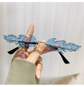 Detailansicht der randlosen Sonnenbrille in blauer Flammenform mit funkelnden Strasssteinen