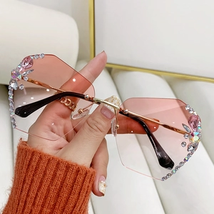 Lunettes de soleil sans monture à la mode avec verres dégradés roses et strass brillants