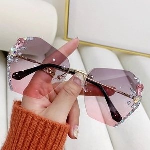 Lunettes de soleil sans monture oversize avec verres dégradés violets et strass cristal