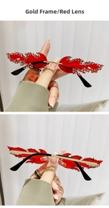 Detailansicht der flammenförmigen Sonnenbrille mit Goldrahmen, roten Gläsern und Strass