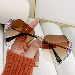 Lunettes de soleil sans monture avec verres dégradés et accents de cristaux strass