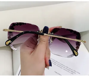 Detail der lila randlosen Sonnenbrille mit Blumenakzenten und gravierten Metallbügeln