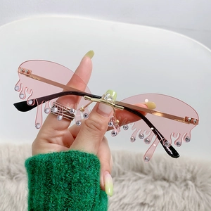 Lunettes de soleil sans monture avec verres larmes roses, strass et monture en métal