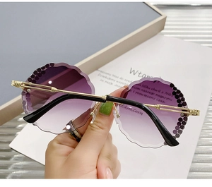 Detail of rimless purple gradient flower sunglasses with golden bamboo metal temples