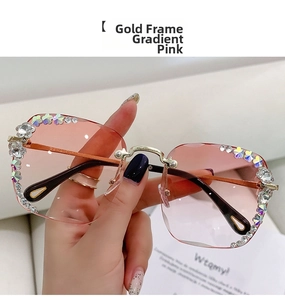 Detailansicht der randlosen Sonnenbrille mit rosa Farbverlauf, Straß und Goldblumen-Deko