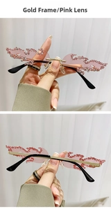 Detailansicht der goldumrandeten Flammen-Sonnenbrille mit rosa Strasssteinen und Steg