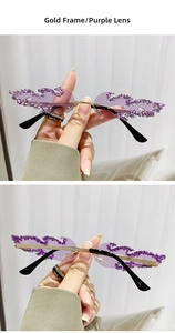 Detail einer lila flammenförmigen randlosen Sonnenbrille mit Strasssteinen und Goldrahmen