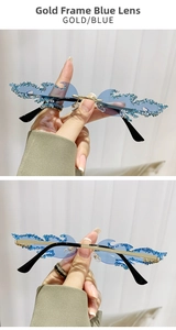 Detailansicht der flammenförmigen randlosen Sonnenbrille mit blauem Glitzer und Goldsteg