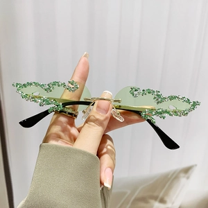 Grüne flammenförmige randlose Sonnenbrille mit Kristallen und goldenem Metallsteg